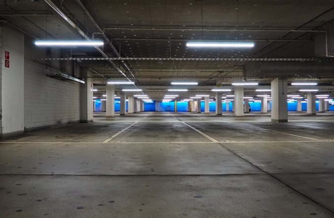 Zabezpieczenia przeciwpożarowe parkingów podziemnych i tuneli nie są gotowe na pojazdy elektryczne 