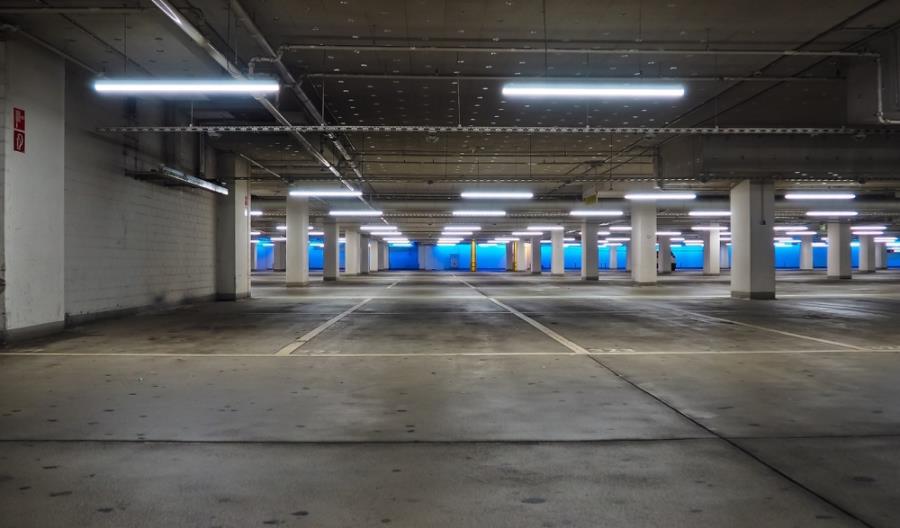 Zabezpieczenia przeciwpożarowe parkingów podziemnych i tuneli nie są gotowe na pojazdy elektryczne 