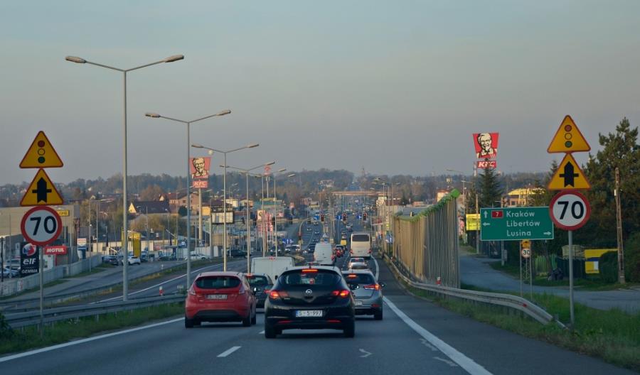 Trend utrzymany – więcej ciężarówek, mniej aut osobowych Trend utrzymany – więcej ciężarówek, mniej aut osobowych