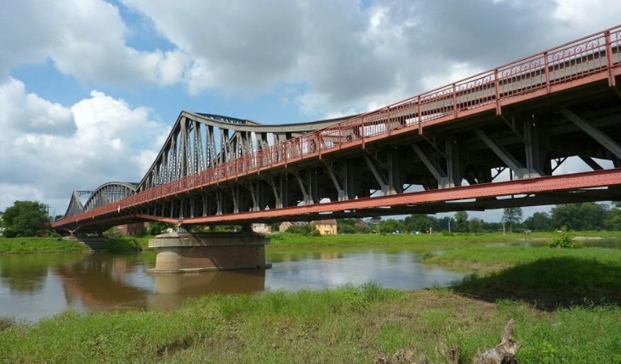 Dolnośląskie. Ruszyła budowa mostu tymczasowego na Odrze Dolnośląskie. Ruszyła budowa mostu tymczasowego na Odrze