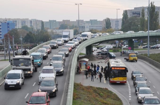 70% Polaków przyznaje, że w ich mieście jest zbyt wiele aut