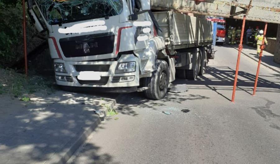 Ciężarówka doprowadziła do zawalenia wiaduktu na linii kolejowej 368 w Sierakowie Ciężarówka doprowadziła do zawalenia wiaduktu na linii kolejowej 368 w Sierakowie