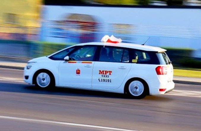 Warszawa. Autobusy sprzedają MPT, cena tajna, taksówkarze protestują