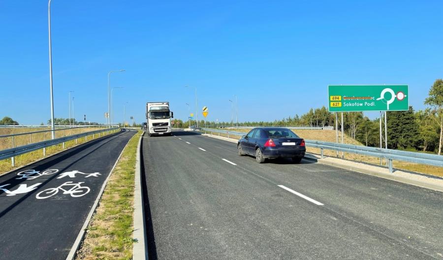 Mazowsze. Jeździmy wiaduktem nad torami w Małkini Mazowsze. Jeździmy wiaduktem nad torami w Małkini
