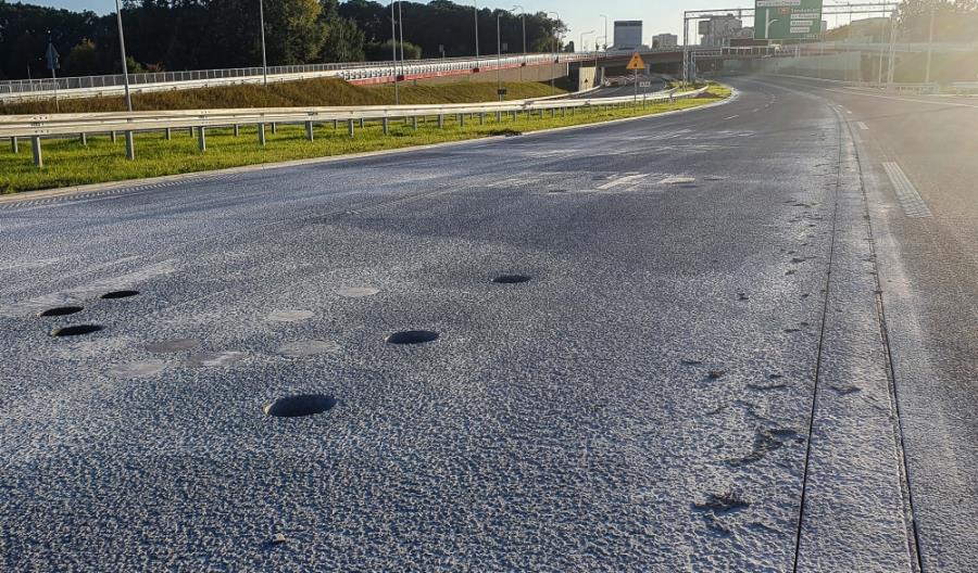 Rozbiorą fragment nawierzchni na ursynowskim odcinku POW. Stwierdzono wady Rozbiorą fragment nawierzchni na ursynowskim odcinku POW. Stwierdzono wady
