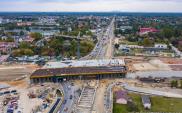 Jedną jezdnią w pobliżu budowy węzła S17 Warszawa Wschód (Zakręt)