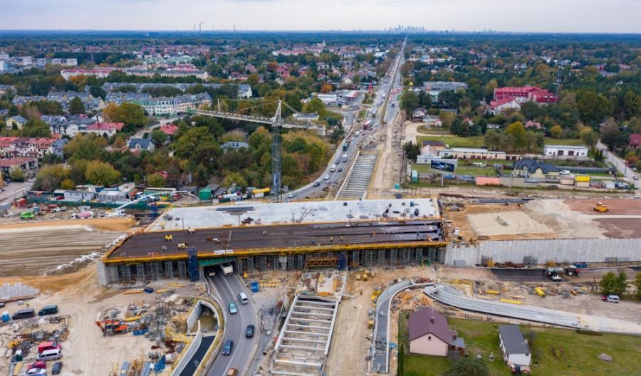 Jedną jezdnią w pobliżu budowy węzła S17 Warszawa Wschód (Zakręt) Jedną jezdnią w pobliżu budowy węzła S17 Warszawa Wschód (Zakręt)