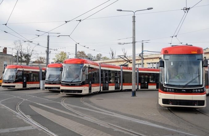 GAiT z umową na obsługę Gdańska. W tle nowy tabor i zajezdnia na Ujeścisku