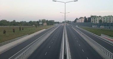 Łódzkie: Przygotowania do wydłużenia DW-714 i do nasuwania nowego wiaduktu w Koluszkach 