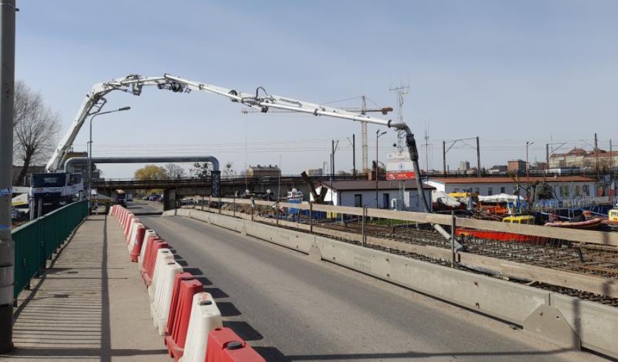 Szczecin: Leją beton na moście nad Kanałem Zielonym Szczecin: Leją beton na moście nad Kanałem Zielonym