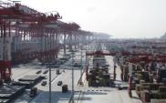 Chiny: statki czekają na wejście do portu. „Oto strategia zero covid”