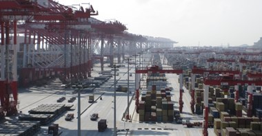 Chiny: statki czekają na wejście do portu. „Oto strategia zero covid”