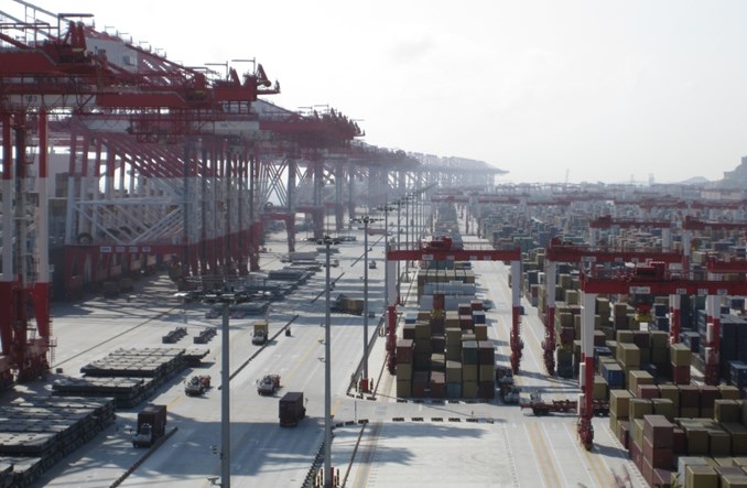 Chiny: statki czekają na wejście do portu. „Oto strategia zero covid”