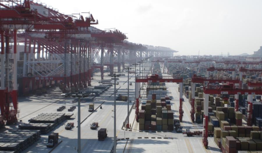 Chiny: statki czekają na wejście do portu. „Oto strategia zero covid”