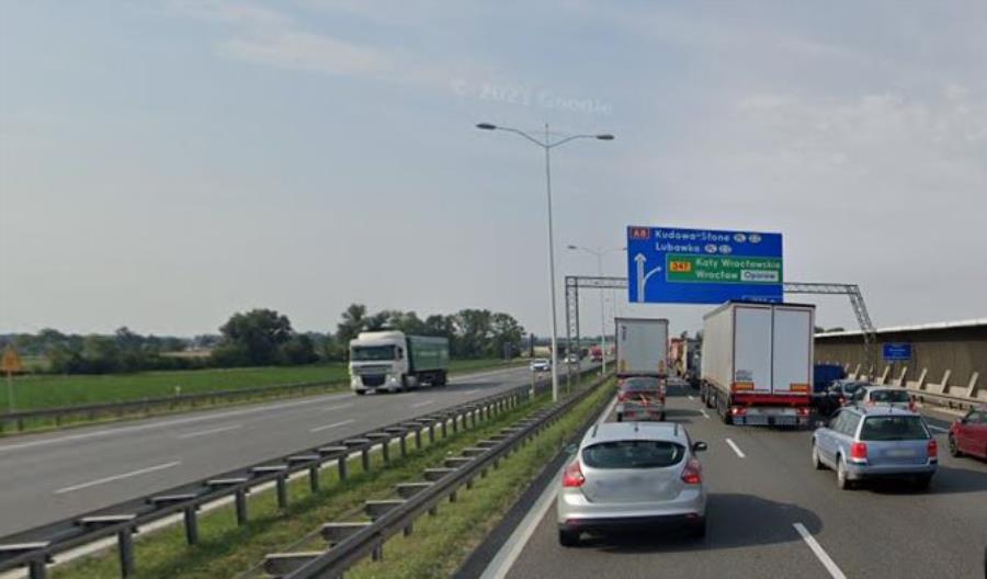 Wrocław: montują inteligentny system wzdłuż autostrad A4 i A8. Będą utrudnienia Wrocław: montują inteligentny system wzdłuż autostrad A4 i A8. Będą utrudnienia