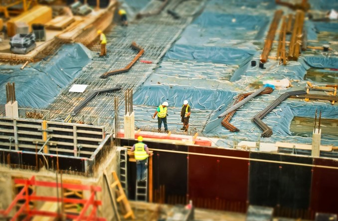 Aukcje elektroniczne: Mechanizm rodzący patologie czy jedynie obnażający kondycję rynku? 