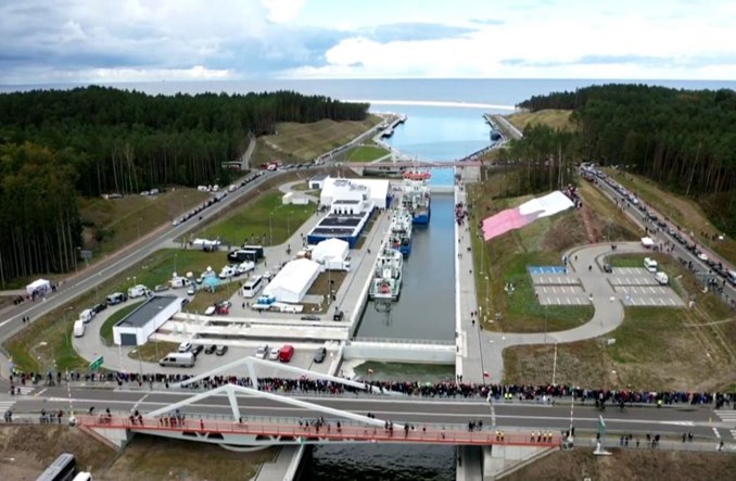 Zodiak II przepłynął pierwszy otwartym kanałem przez Mierzeję Wiślaną