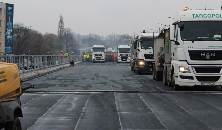 Warszawa. Układają nawierzchnię na wiadukcie Trasy Łazienkowskiej Warszawa. Układają nawierzchnię na wiadukcie Trasy Łazienkowskiej