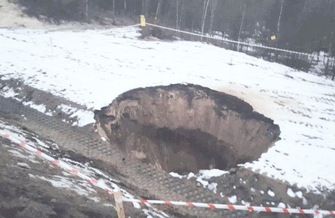 Małopolska. Zapadlisko przy drodze. Trasa zamknięta 