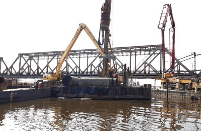 Szczecin: rozbierają stary most kolejowy na Regalicy