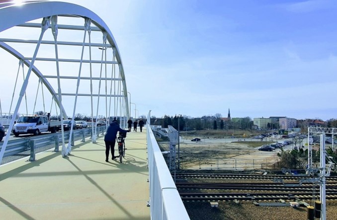 Opóźniony wiadukt nad torami w Łowiczu otwarty