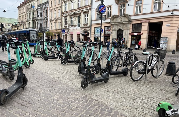 Kraków bierze się za porzucone hulajnogi