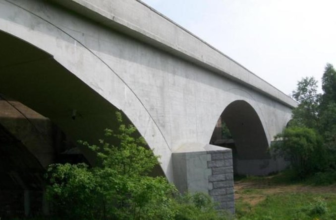 Ośmiu chętnych budować most kolejowy do miasta-widma   