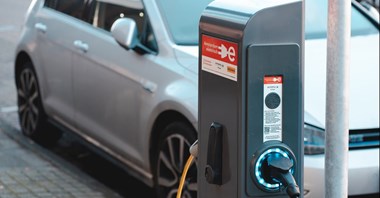 Więcej stacji tankowania i ładowania dla pojazdów z napędem wodorowym i elektrycznym