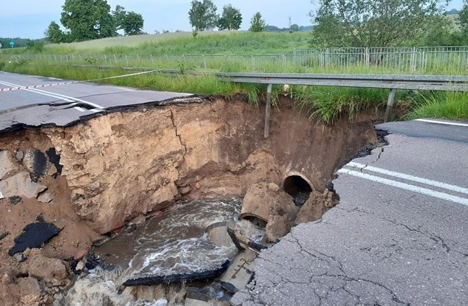 Lubelskie. Ogromna wyrwa w ważnej drodze. Rzeka Bug podmyła jezdnię