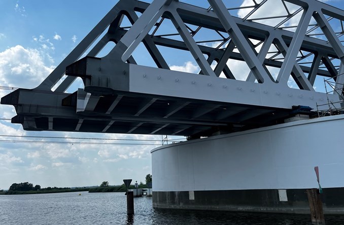 Nasuwają most kolejowy nad Regalicą w Szczecinie 