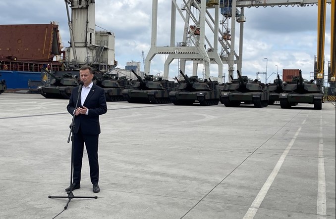 Pierwsze Abramsy dla Polski dotarły do portu morskiego w Szczecinie