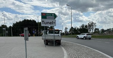 Świnoujście: Osobliwy drogowskaz do tunelu
