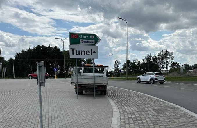 Świnoujście: Osobliwy drogowskaz do tunelu