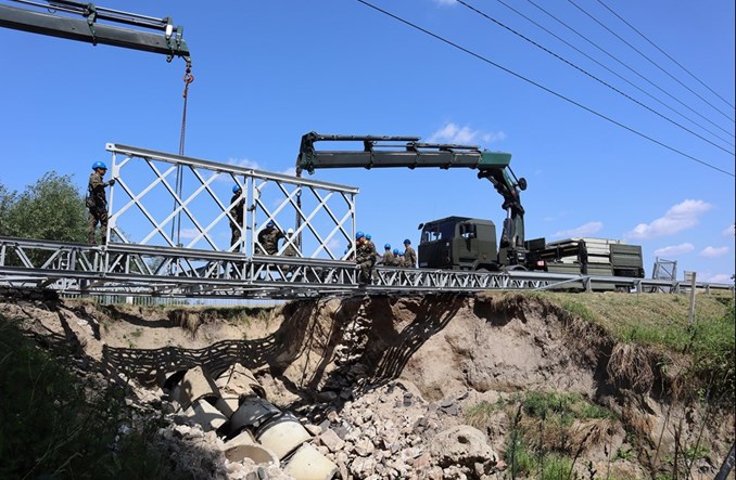 Lubelskie. Woda podmyła drogę. Ruszył montaż mostu tymczasowego