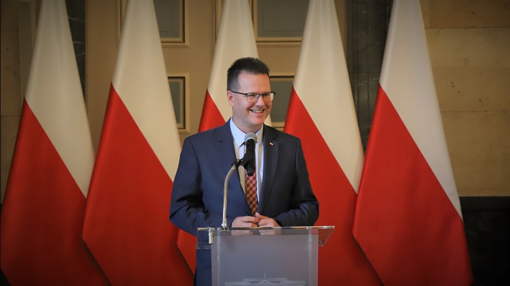 Wiceminister infrastruktury Andrzej Bittel podczas podpisywania umowy w Katowicach