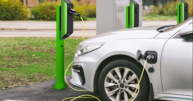 MI: w 2025 roku nawet 40 tysięcy punktów ładowania samochodów elektrycznych