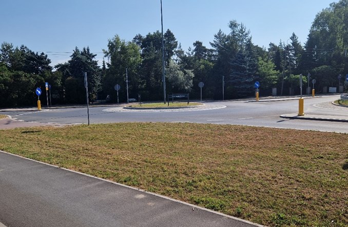 Para tancerzy stanie na rondzie w Otrębusach