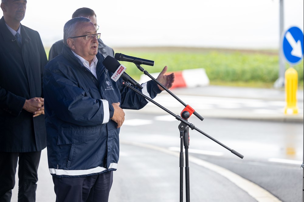Minister infrastruktury Andrzej Adamczyk w trakcie konferencji prasowej na otwarciu drogi powiatowej łączącej Przeginię z Sułoszową