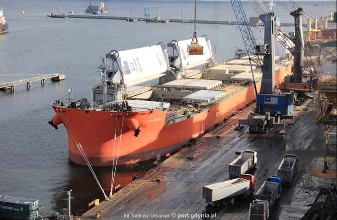 Masowiec wspomagany siłą wiatru w Gdyni