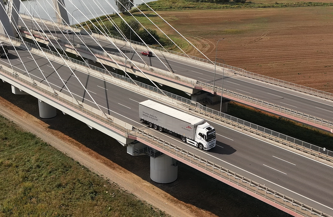 Producent stali testuje elektryczną ciężarówkę 