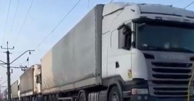 Ukraińskie tiry wjeżdżają na tory do Polski
