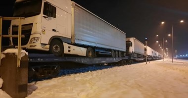 PKP LHS testuje transport naczep z ciągnikami siodłowymi