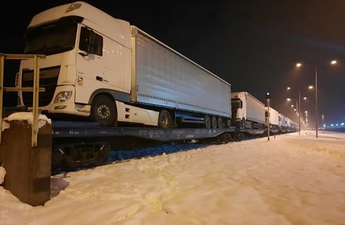 PKP LHS testuje transport naczep z ciągnikami siodłowymi