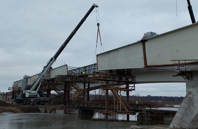 Sandomierz. Widać już konstrukcję nowego mostu. Prace trwają mimo zimy 