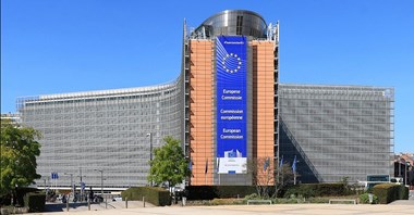 Komisja Europejska chce przyspieszyć redukcję emisji CO2