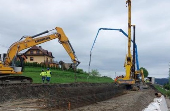 Osuwisko w Kasinie Wielkiej. Trwa wiercenie głębokich otworów 