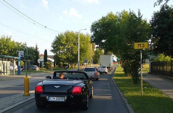 ZDW Łódź z drobniejszymi pracami na DW-713 w Tomaszowie Maz. 