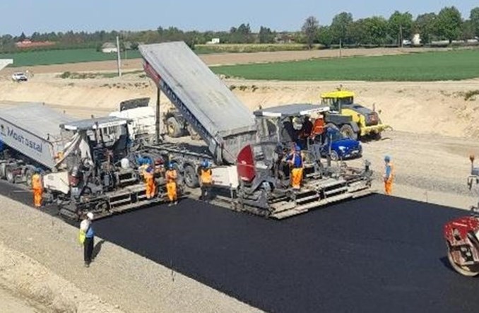 Obwodnica Opatowa. Pierwsze roboty bitumiczne na budowie