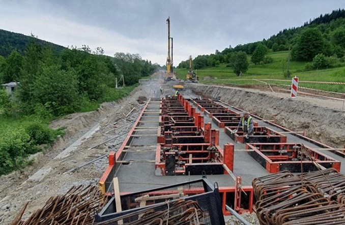 Małopolska: Zakończono palowanie osuwiska w Kasinie Wielkiej