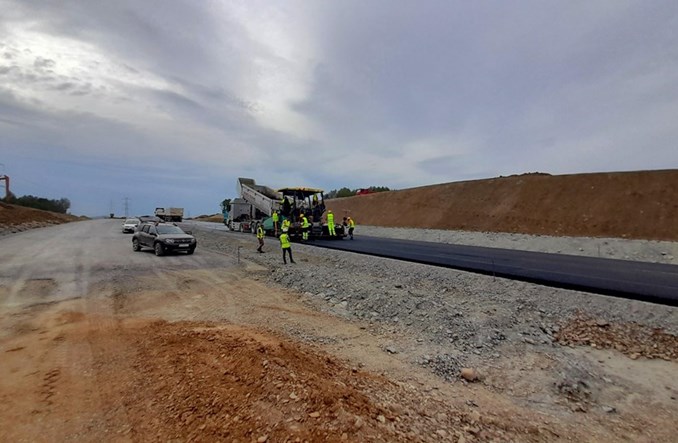 Podkarpackie. Pierwsze 100 metrów nawierzchni na S19 Krosno-Miejsce Piastowe 